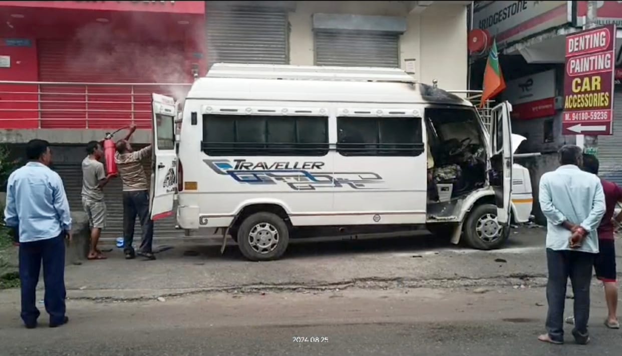 Tempo traveler caught fire in Dhalpur