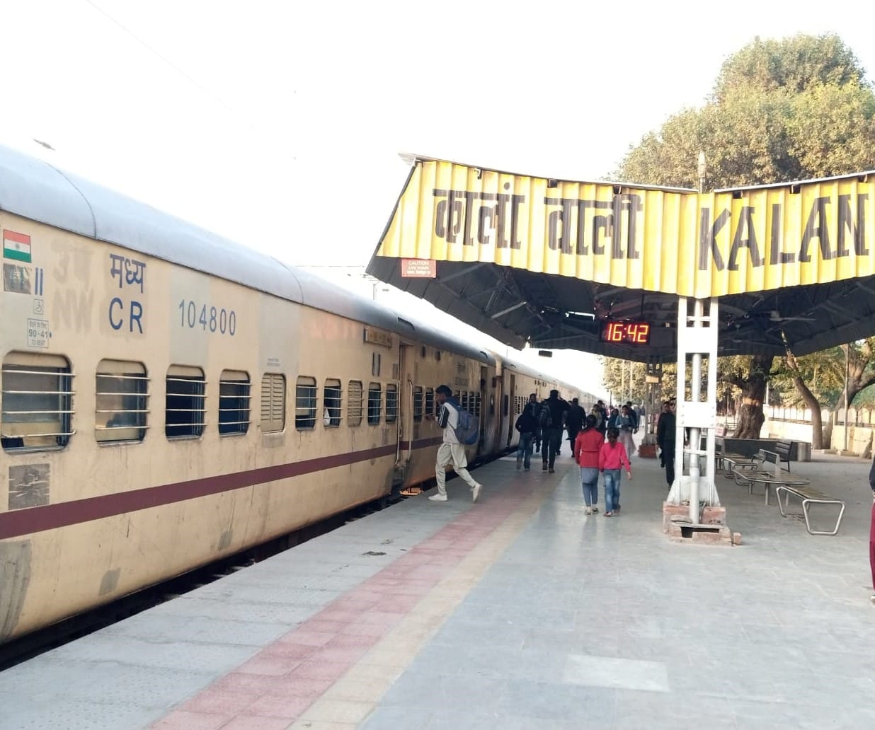 After morning, there is not a single train from Kalanwali to Hisar and Sirsa for 8 hours.