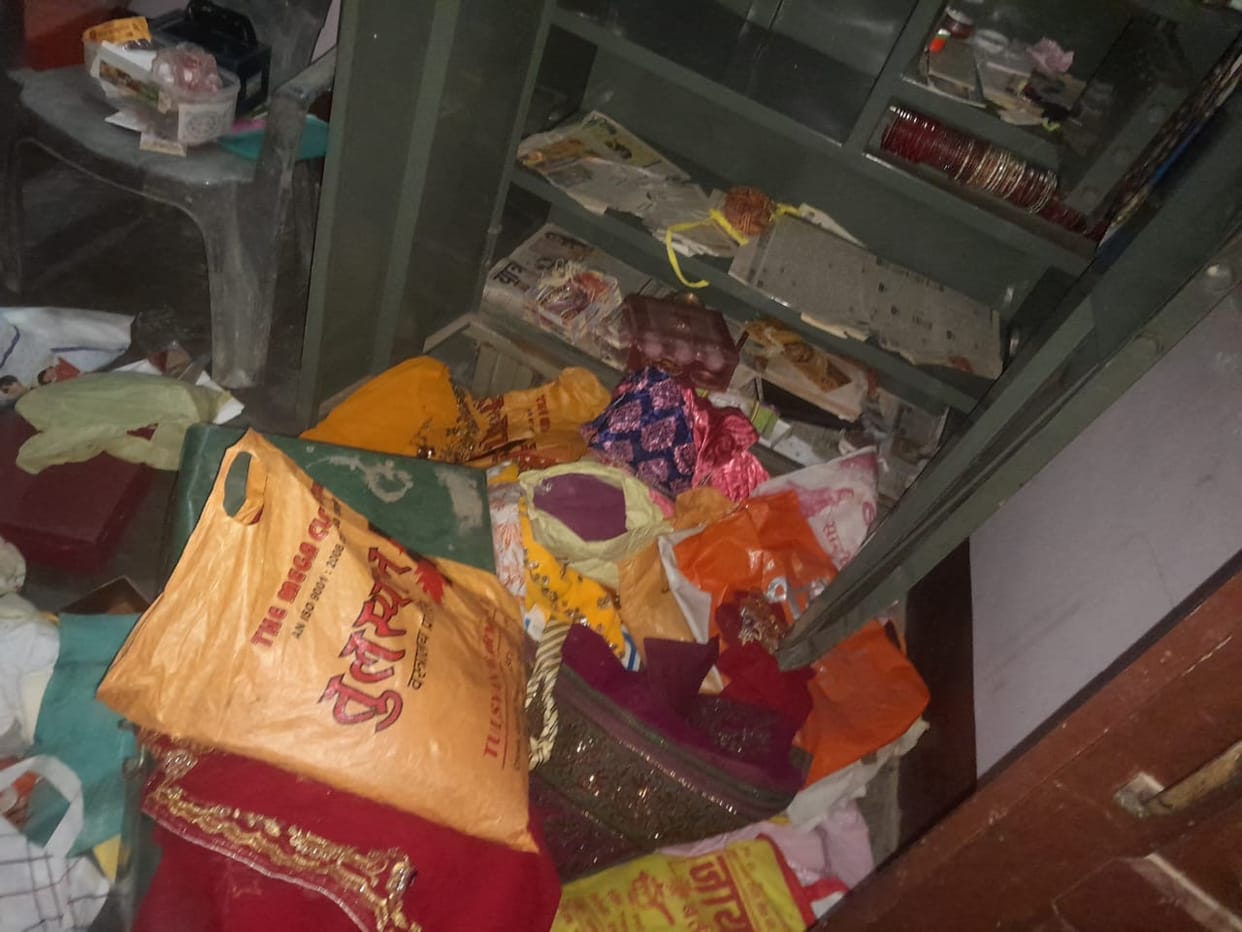 Jewelery worth lakhs, 65 thousand cash stolen