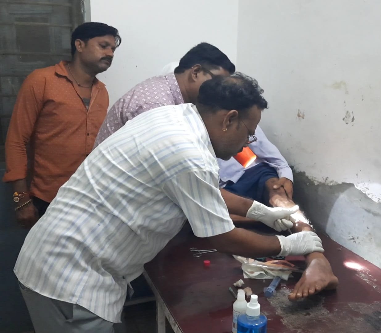 Damoh What kind of negligence is this iron pieces were left in old man leg during dressing it turned into pus