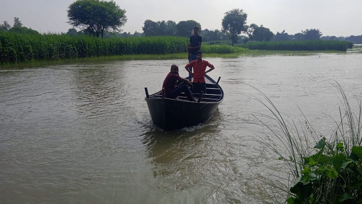The connecting roads got submerged due to the rise in the Saryu river, boats started running