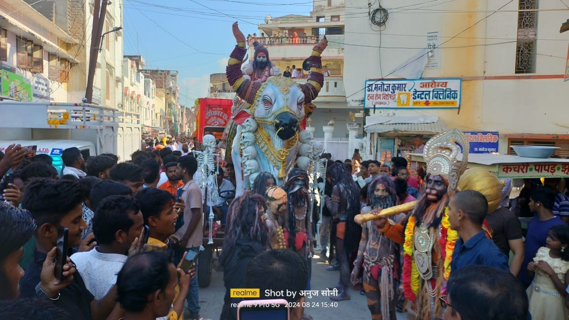 Tableaux of Lord Mahavir in Dol Mela fascinate