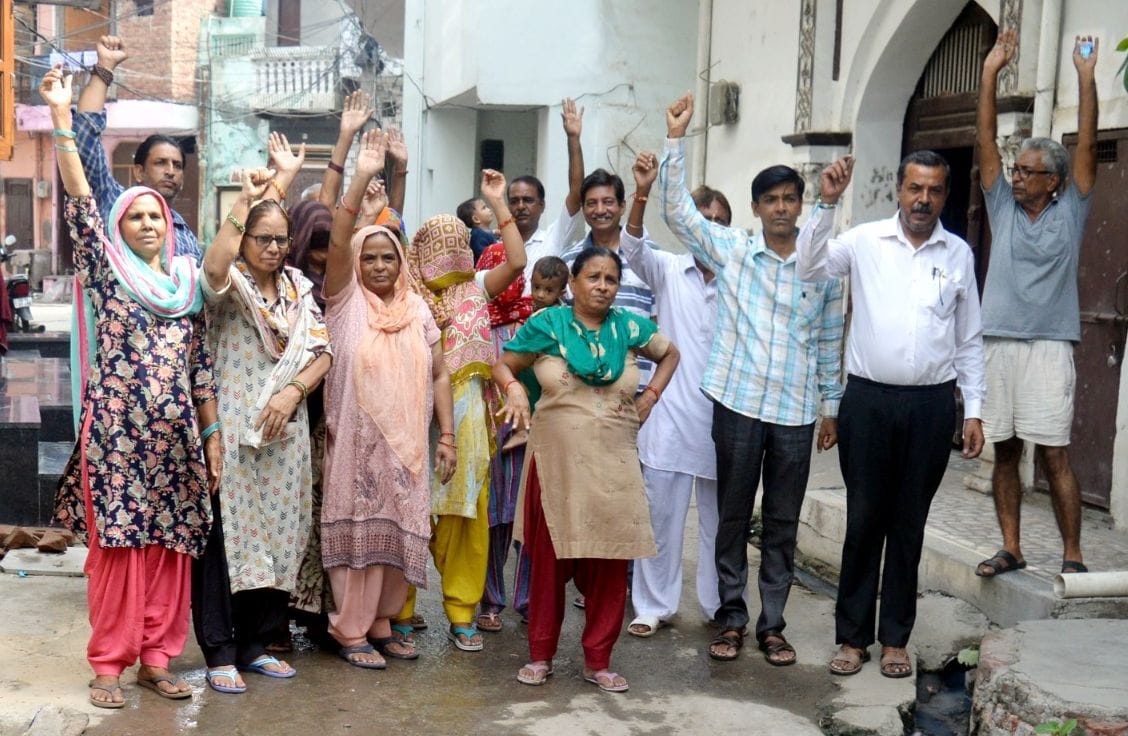 Utensil market burst due to stalled sewer system. People of Nai Kalalo street got angry and raised slogans.