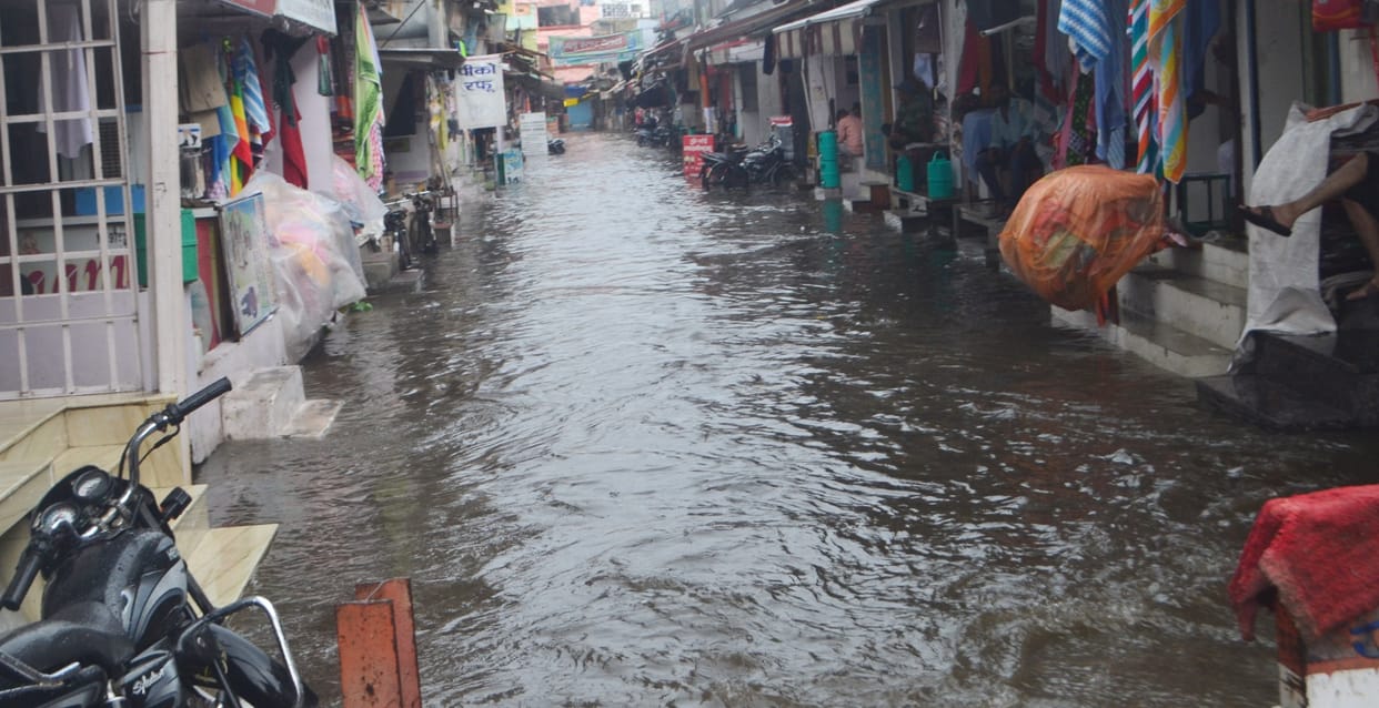 Rain caused waterlogging in the city, people faced problems