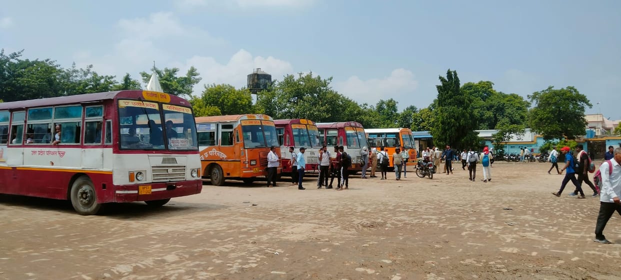 Due to duty in police recruitment exam, buses run less on local routes.