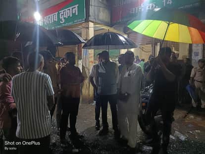 sadak per jam rahi thi sharabiyon ki mahfil vidhayak ne jatai narajagi