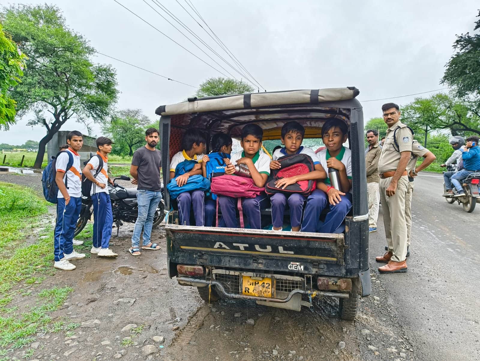 यातायात पुलिस टीम ने स्कूल वाहनों पर की कार्रवाई।