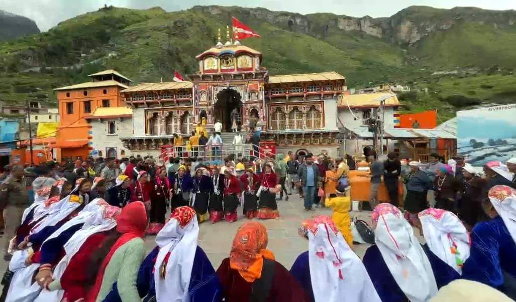 Women performed Jhumelo dance in Badrinath