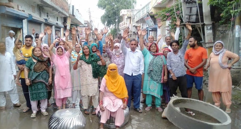 Sewer overflow in Vishal Nagar since last one month, people blocked road