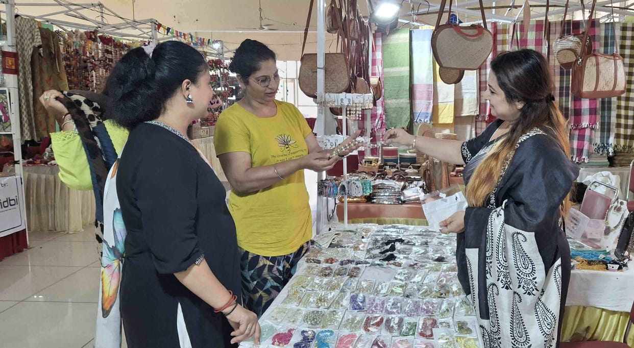 Crowd of art lovers gathering in Swavalamban fair