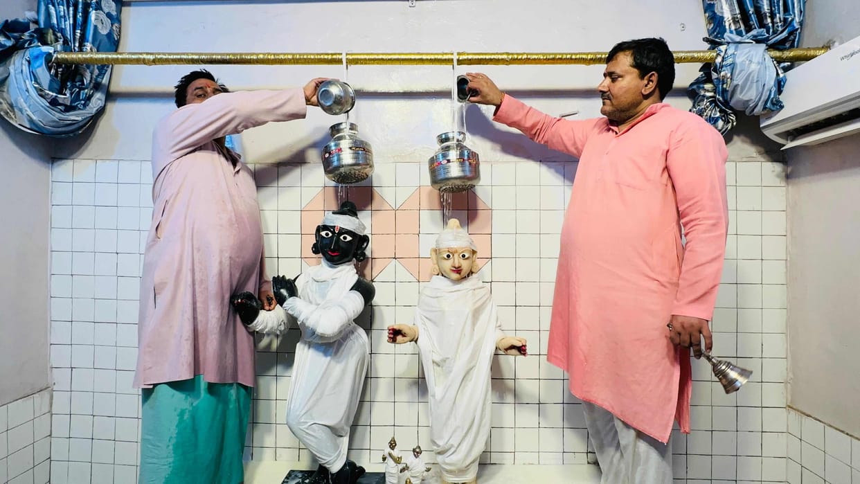 Abhishek of Radha-Krishna was done with 101 kg milk in Murli Manohar temple.