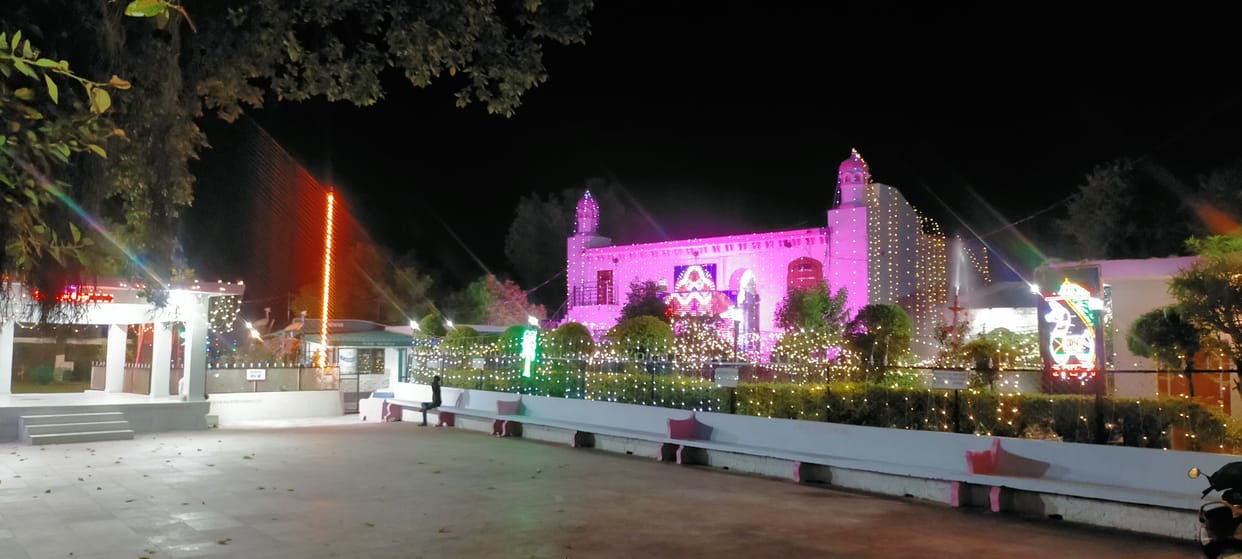 Shri Brijraj Swami temple is decorated, Meera is sitting here with Kanha.