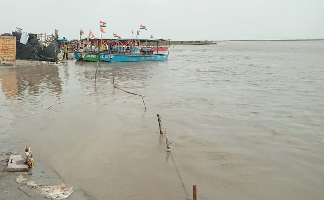 Bijnor: Two farmers drowned in Ganga for fodder worth Rs 50, one saved his life by swimming.