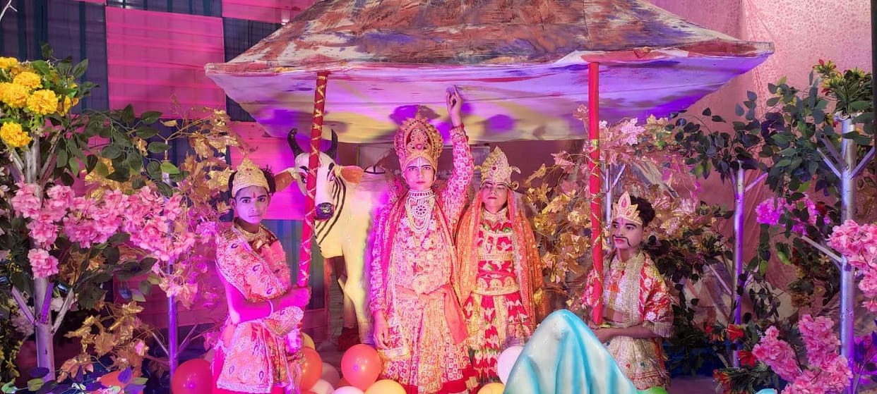 Beautiful tableaux decorated in temples and houses, congratulatory songs echoed
