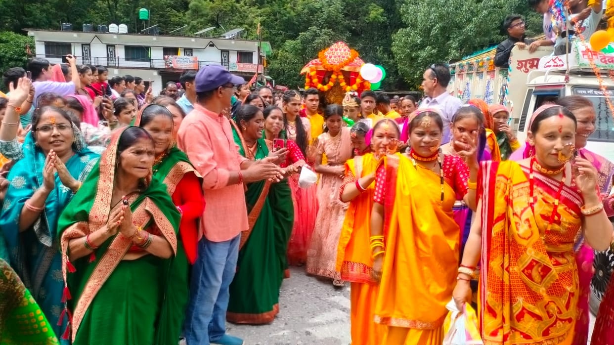 Shri Krishna Govind Hare Murari, O Nath Narayan Vasudeva...