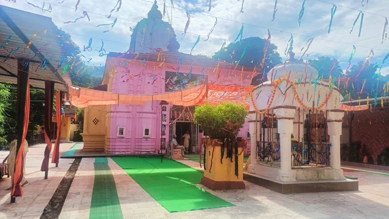 In Lakhatakiya temple, Shri Krishna is holding the flute in the opposite direction