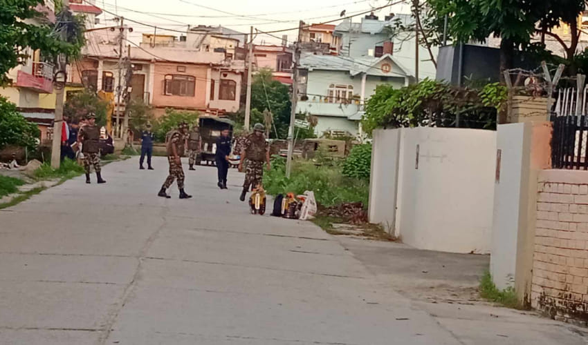 Bomb found in a sack in front of former Prime Minister's residence