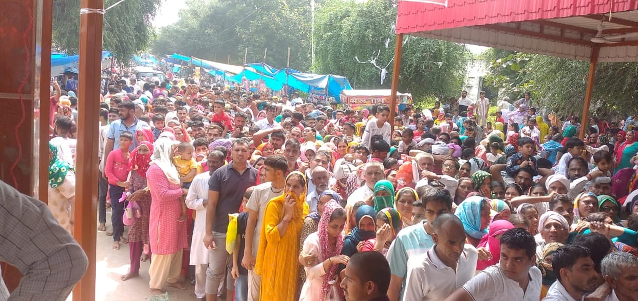 Devotees bowed their heads in the temple of Gogaji and asked for vows.