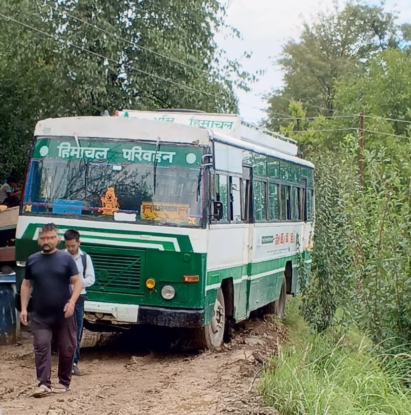 Bus slipped in mud, rear tire out of road, chaos created
