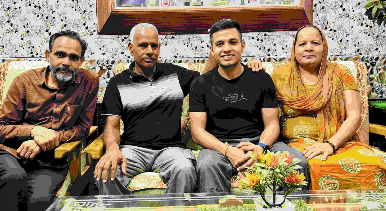 Avikesh of Bamdoli village became lieutenant in the Indian Army.