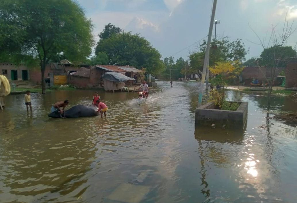 Ganga continues to swell for the third day, villages in Mirzapur area surrounded by floods