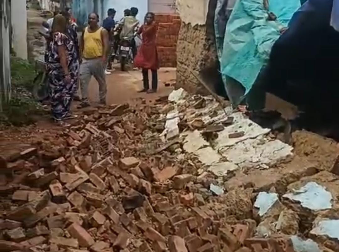 Two kutcha houses collapsed in Indira Basti Shahdol News In Hindi