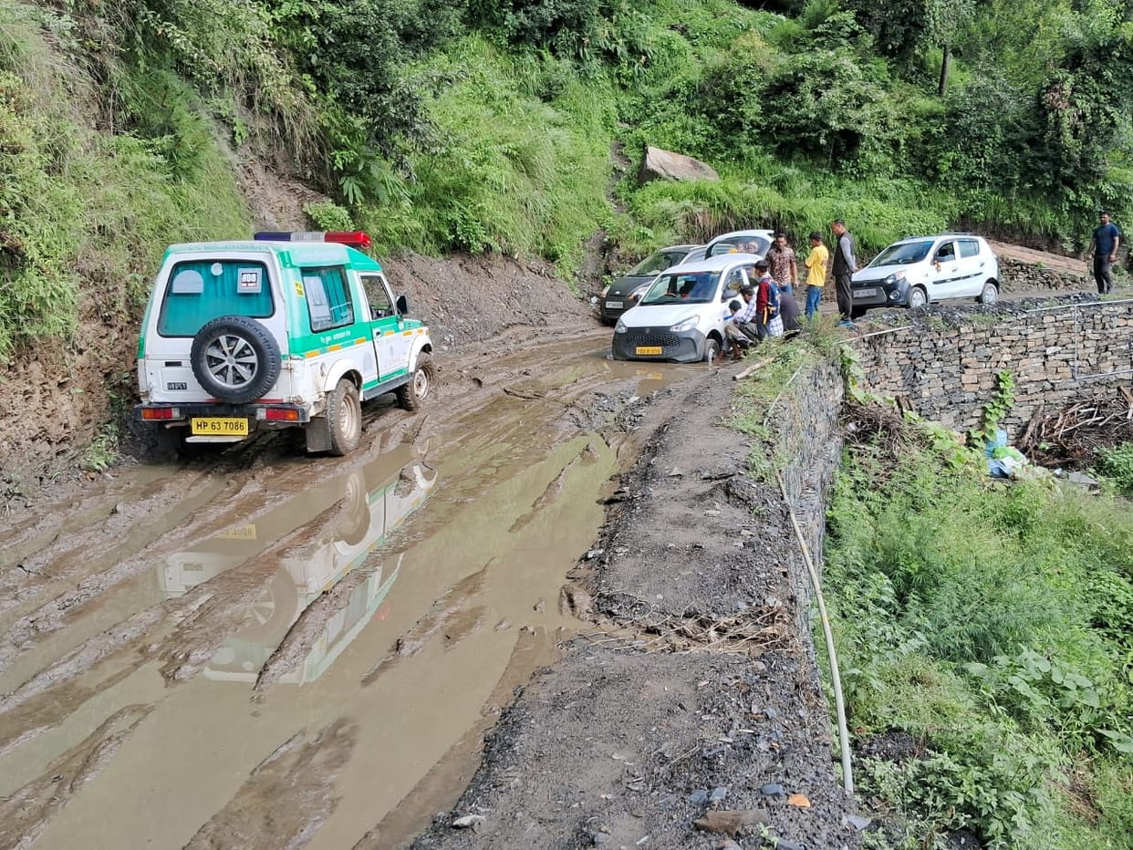 Vehicles getting stuck in Kullu, Ani, Kuabagh, road problems