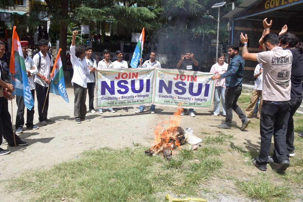 NSUI burnt effigy of MP Kangana