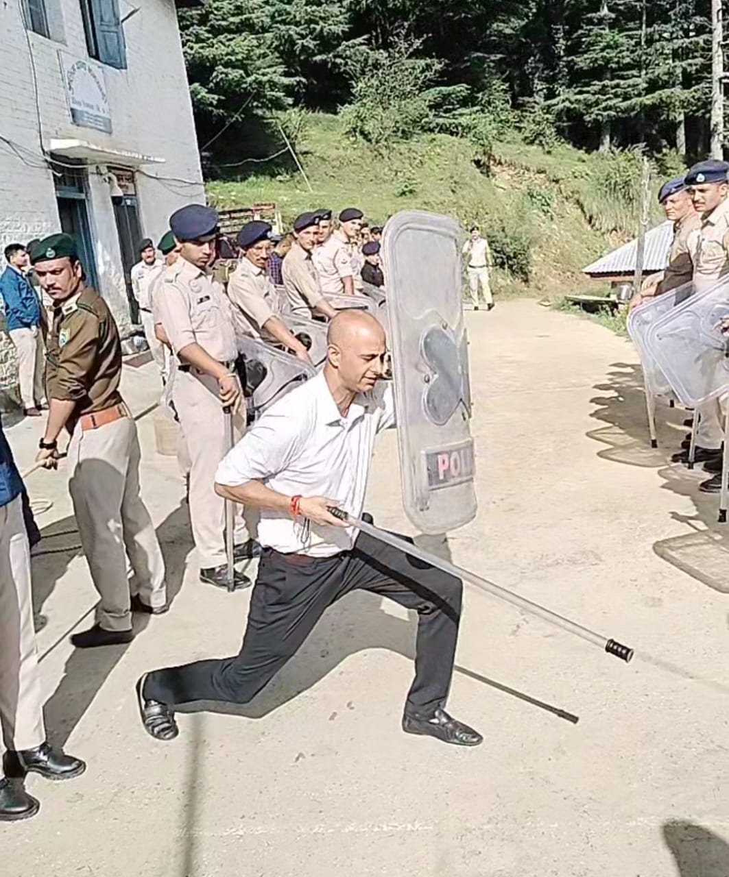 Practiced through mock drilling, today 22 encroachments will be removed from forest land in Nankhadi.