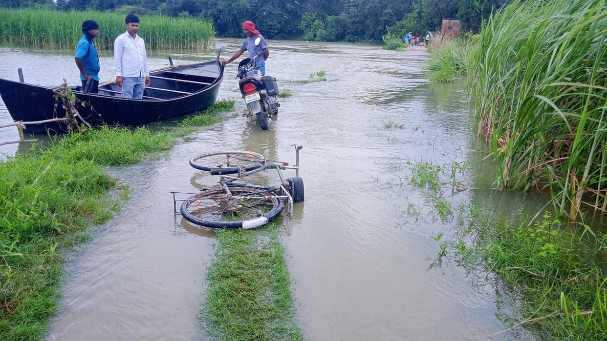 The water of Saryu river reached four villages