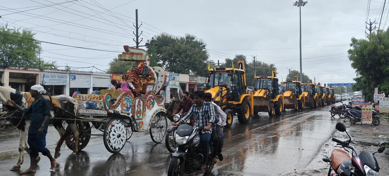 Damoh On the occasion of Shri Krishna Janmashtami, Yadav Mahasabha took out a procession with JCB machines