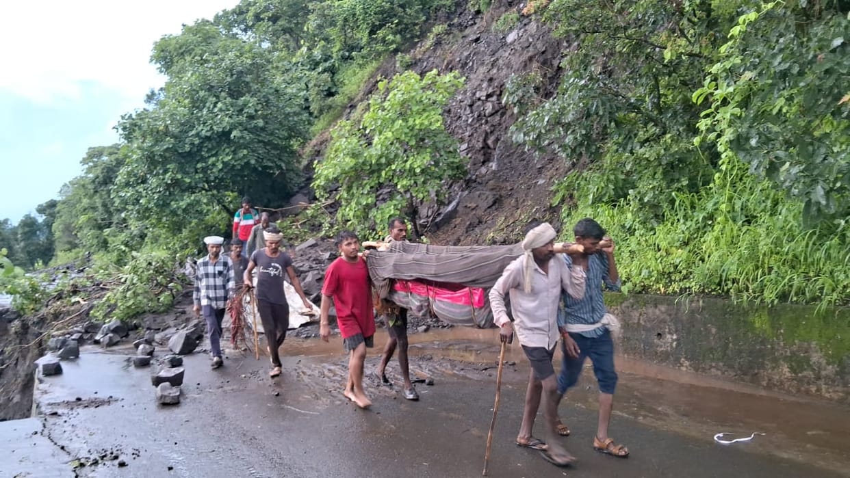 Umaria: The dead body of the pregnant woman had to be carried on the shoulder.
