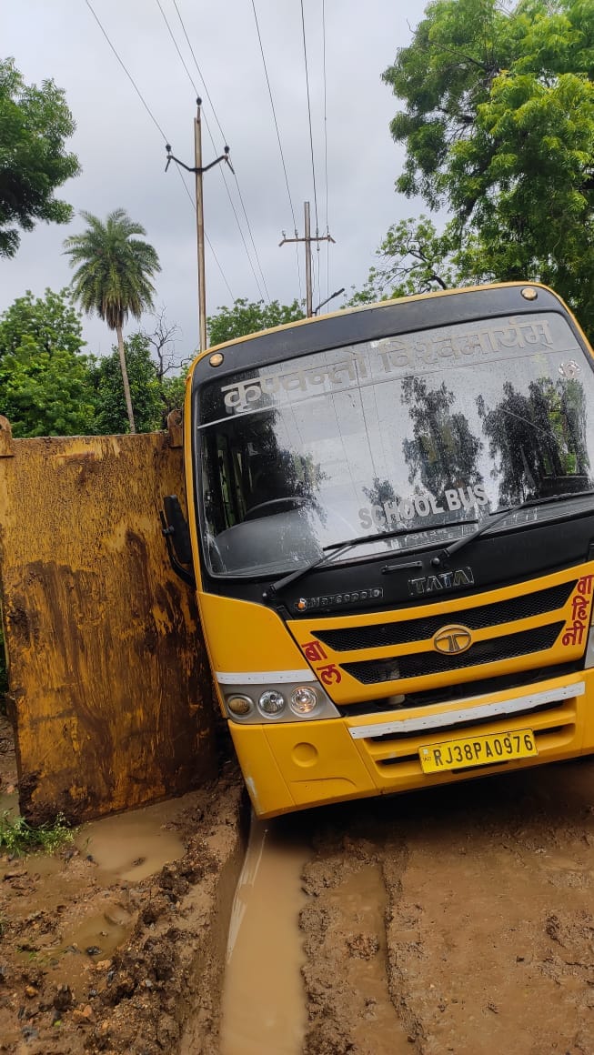 Sirohi: As a result of Rudif's negligence, bus full of girl students stuck in a pit, pulled out after an hour