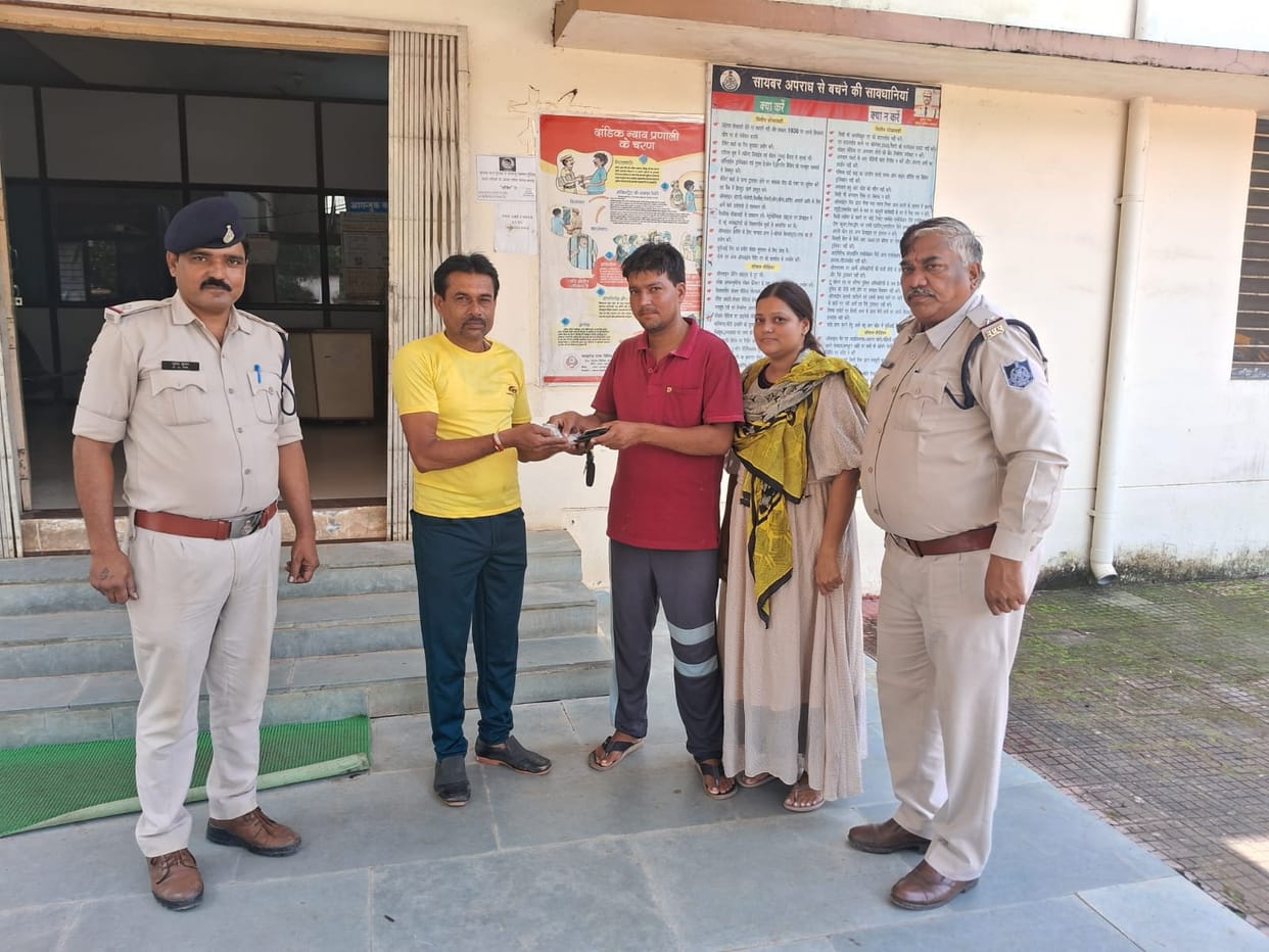 A purse full of notes was found abandoned on the road, youth went to the police with no intention of wavering