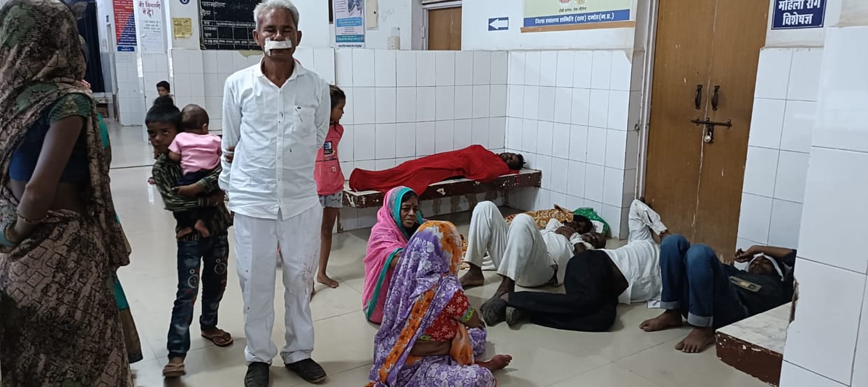 Damoh Auto full of passengers saved from falling into Vyarama river