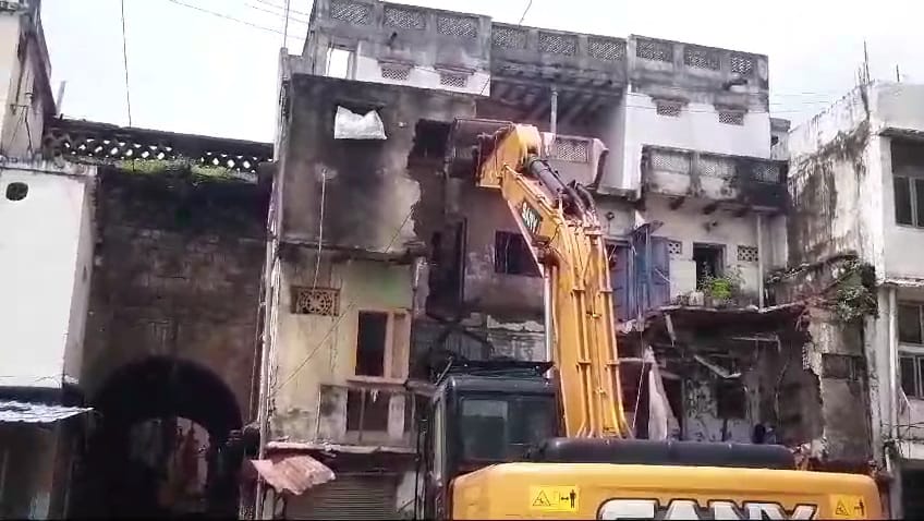 damoh jameedoj kiya sirph ekMunicipality identified 42 dilapidated buildings, settled only one