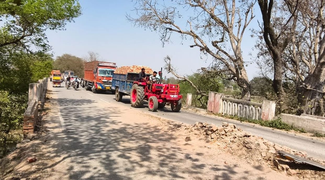 Heavy vehicles running on the dilapidated bridge here, closed under the eyes of the government