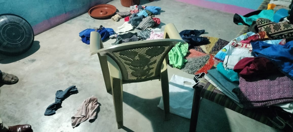 चोरी के बाद घर में बिखरा पड़ा सामान।