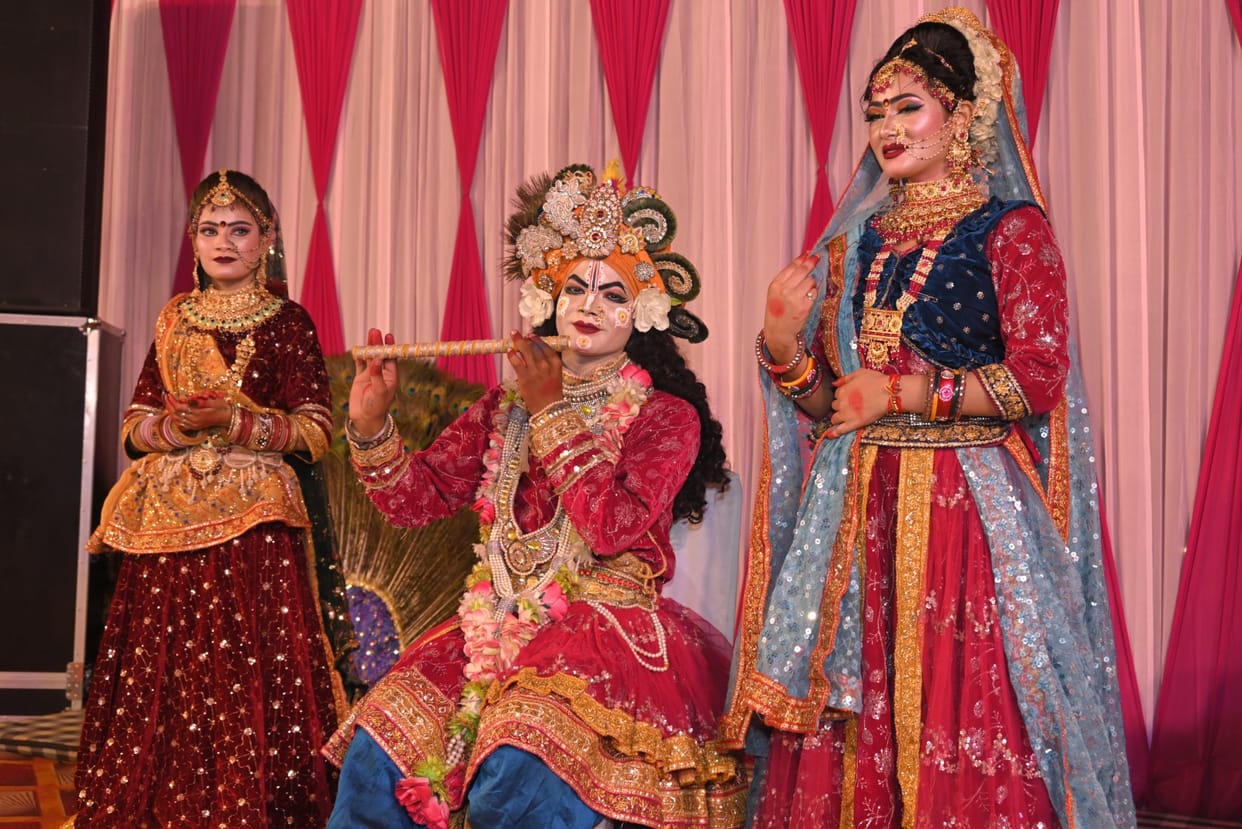 Tableaux of Radha-Krishna were the center of attraction