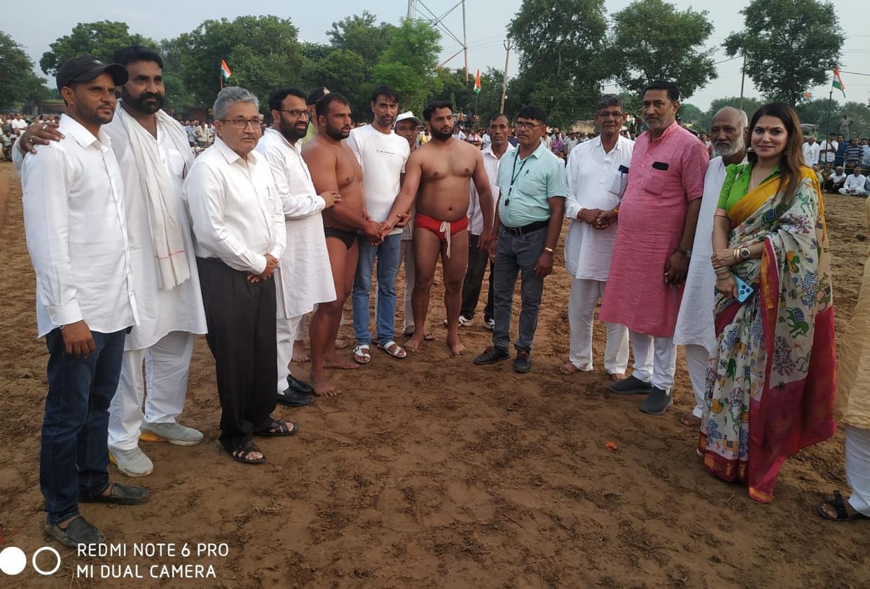 Somveer Chitroli won wrestling worth Rs 11 thousand in the fair.