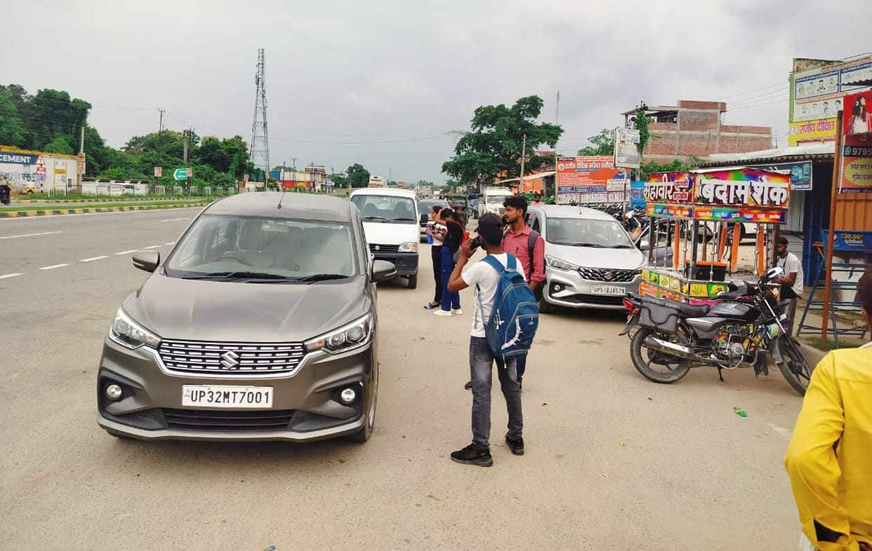 Illegal stand built on the highway...life in danger