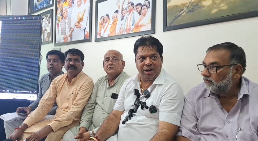 MLA Gopal Kanda and BJP leader Gobind Kanda accused of distributing money, notice issued