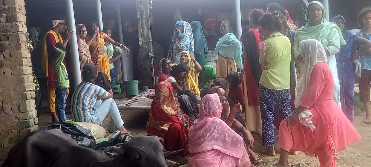 Deoria News: Teenager kept yearning for treatment in the hospital for two hours, died