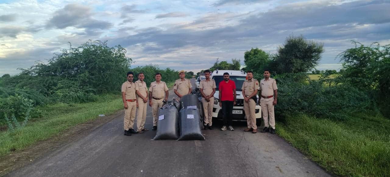 पुलिस गिरफ्त में आरोपी एवं तस्करी में प्रयुक्त वाहन