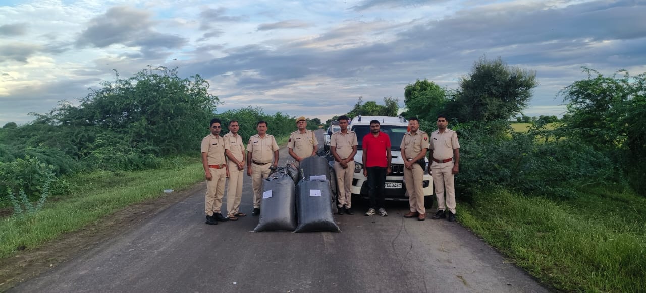 पुलिस गिरफ्त में आरोपी एवं तस्करी में प्रयुक्त वाहन