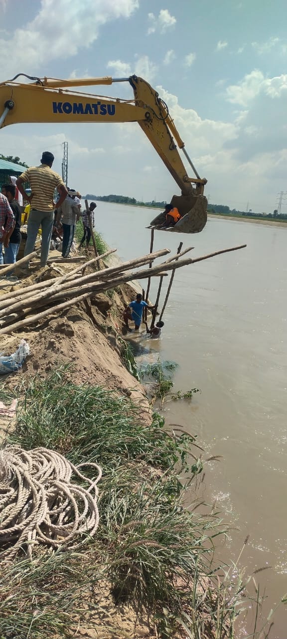 Erosion occurred on the banks of Western Yamuna Canal, created panic