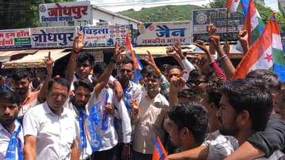 Bundi : NSUI demonstrated at Collectorate, expressed displeasure by burning the effigy of BJP state incharge