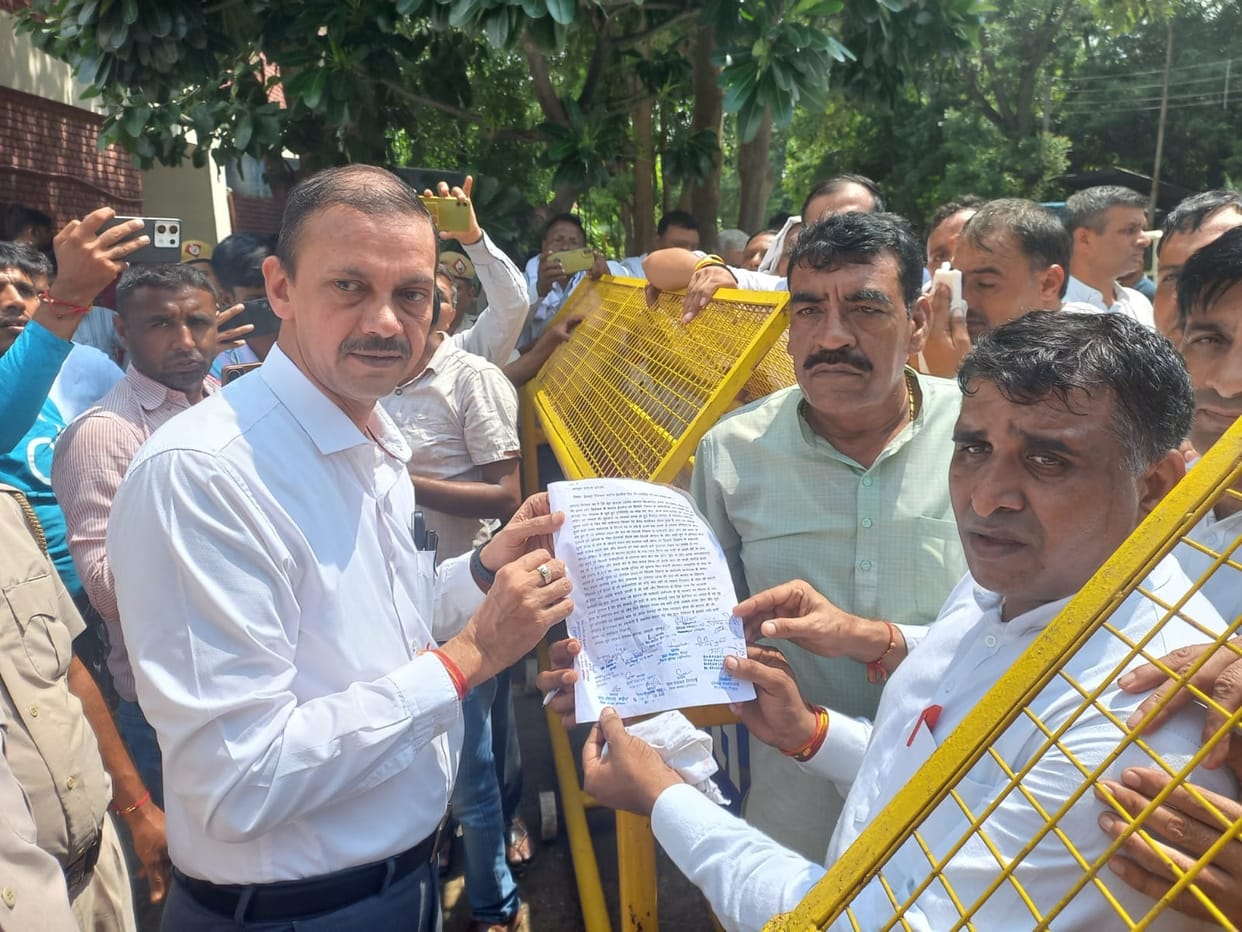 Sarpanchs took to the streets, protested at the Mini Secretariat