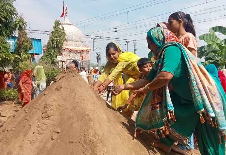 Devotees gathered in the fair organized at Dadi Sati Dham