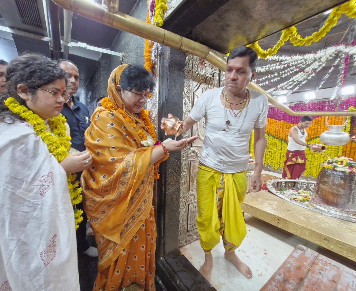 Baba Mahakal Ujjain Public Health Minister Sampatiya Uikey reached shelter of Mahakal